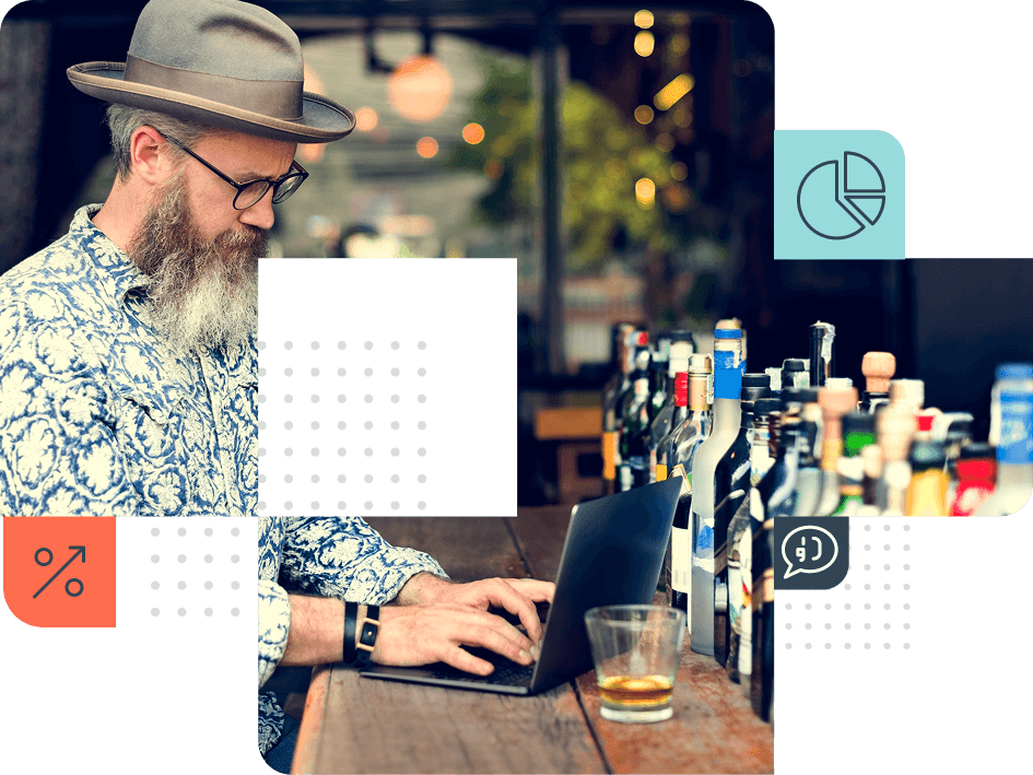 Collage: un cliente con sombrero trabajando con el portátil en la barra de un bar, con iconos de analítica y reseñas