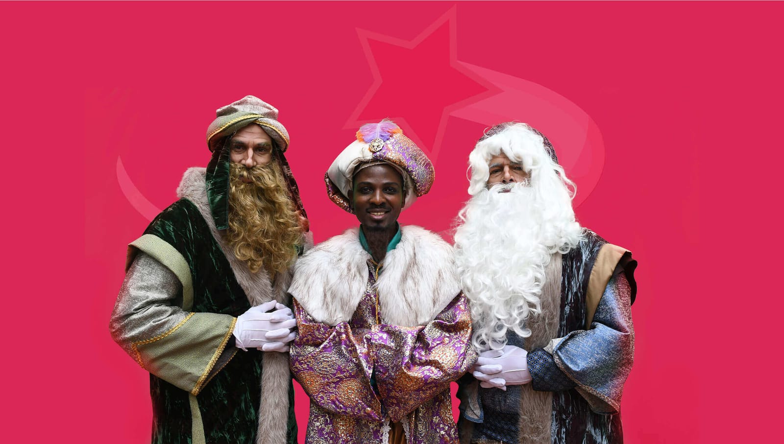Los tres Reyes Magos de La Llamada Mágica sobre fondo rojo